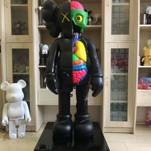 Street Art Statues - Kaws Accomplice, Figurine en Vinyle disponible à  €59.99  ☝️ Foncez! ☝️