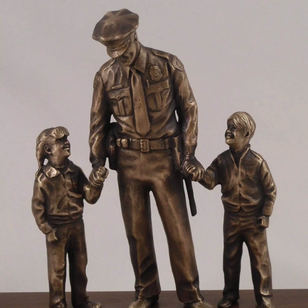 Bronze Military Police Officers Sculpture With Child Memorial Statue For Sale - Image 2