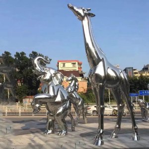 Mirror Polished Stainless Steel Tall Giraffe Statue For Sale